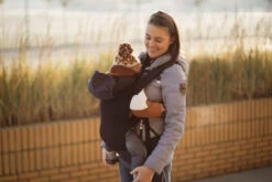 Momi Collet Navy Blue Ergonomische Draagzak NOSI00002 21 Momi Collet Navy Blue Ergonomische Draagzak NOSI00002 -Kinderwagen Winkel Momi Collet Navy Blue Ergonomische Draagzak NOSI00002 10