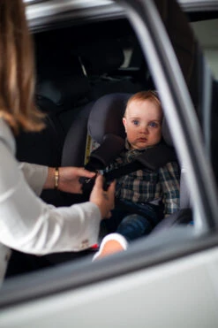 Ding Cruz Black 360° Isofix Autostoel 0-36kg DI-101919 28 Ding Cruz Black 360° Isofix Autostoel 0-36kg DI-101919 -Kinderwagen Winkel di 101919 lifestyle 02a 3