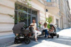 Kinderkraft A-Tour Light Grey 3-in-1 Kinderwagen Incl. Autostoel KSATOU00LGR3000 -Kinderwagen Winkel kinderkraft a tour kinderwagen sfeerfoto 2