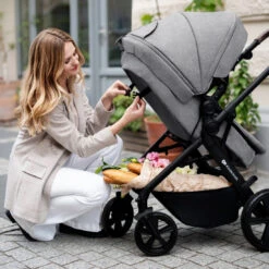 Kinderkraft A-Tour Dark Grey 3-in-1 Kinderwagen Incl. Autostoel KSATOU00DGR3000 33 Kinderkraft A-Tour Dark Grey 3-in-1 Kinderwagen Incl. Autostoel KSATOU00DGR3000 -Kinderwagen Winkel kinderkraft a tour kinderwagen sfeerfoto 3 1